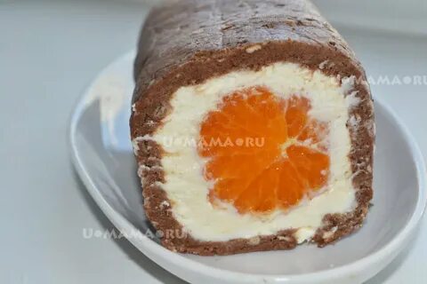 Рулет с фруктами без выпечки из печенья