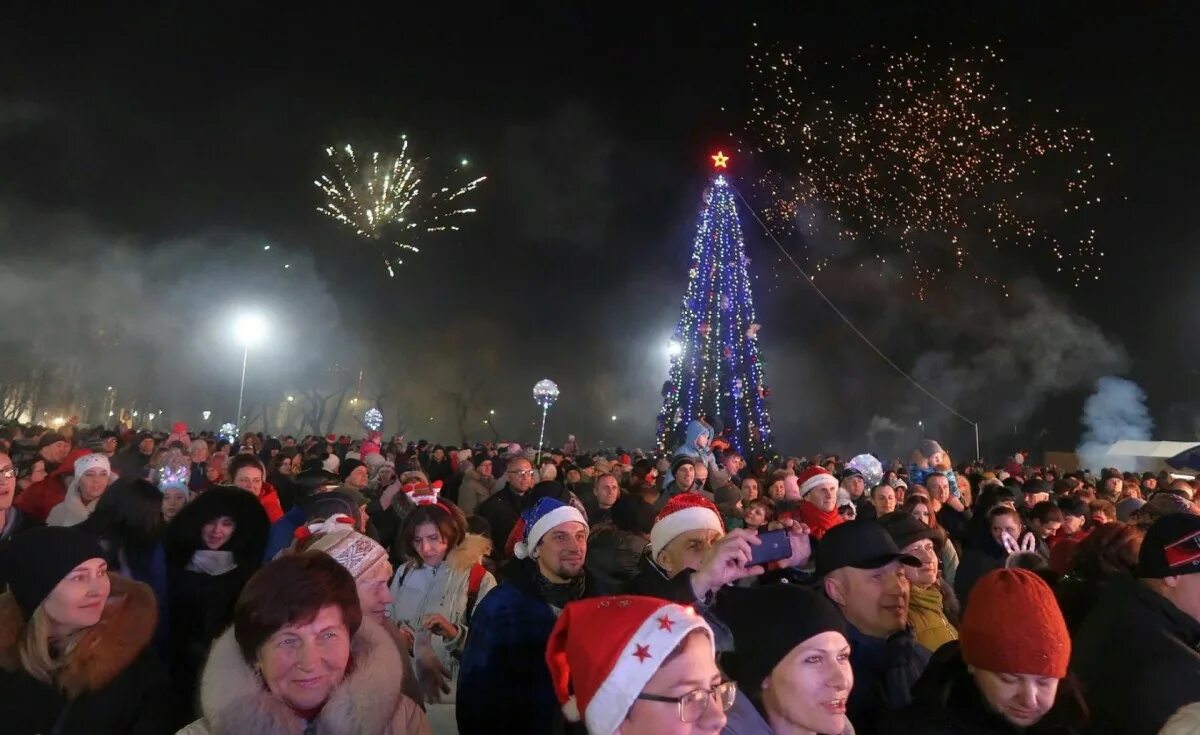 В россии новый год 1 отметят. Новогодние гуляния. Празднование нового года. Новый год (праздник). Праздник новый год городская елка.