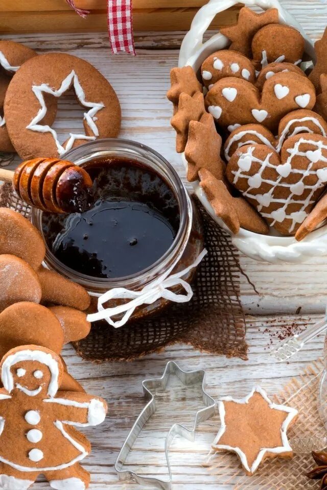 пряники заварные медовые. домашнее выпечка пряники. выпечка из пряничного теста. украсить печенье глазурью. медовый пряник.