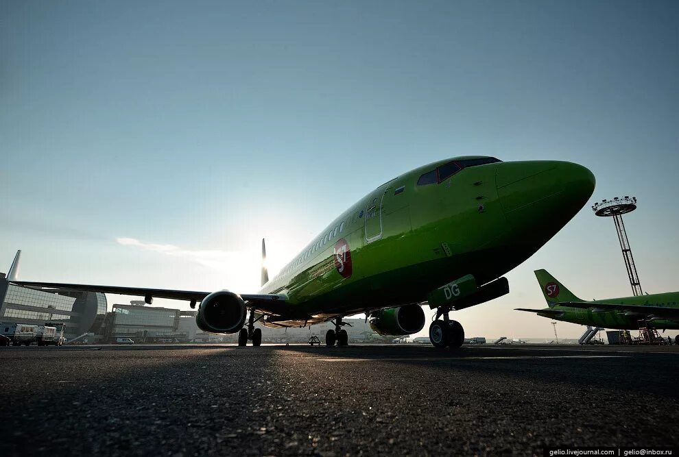 Airbus a319 s7. Зелёный самолёт s7. Лайнер s7. Эс севен эйрлайнс. Эмбраер 170 s7.