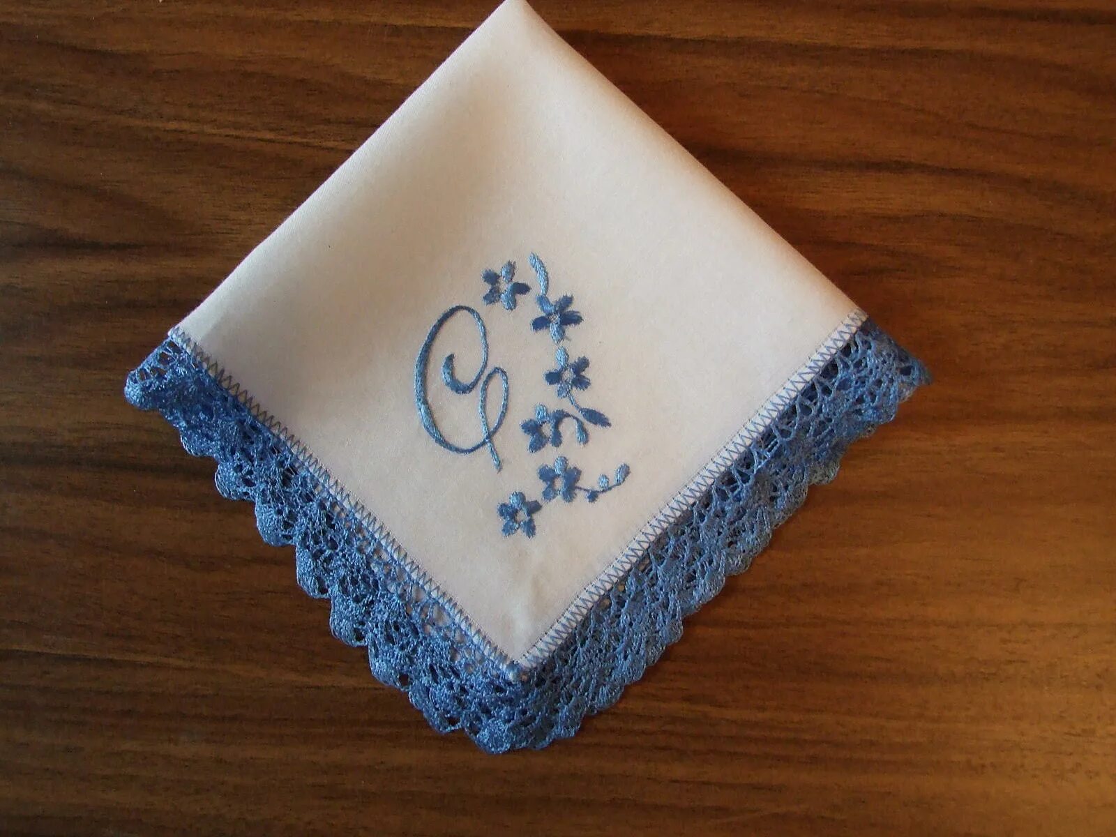 Стопка носовых платочков. Красивый носовой платок. Вышивание на платочке. Носовые платочки. Платок красный треугольный.