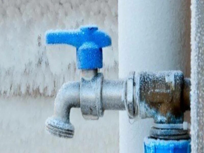 Отогреть воду в пластиковой трубе под землей. Отогрев водопровода в частном доме. отогреть полипропиленовые трубы. отогрев водопровода своими руками. воздушная пробка в магистральном водопроводе.