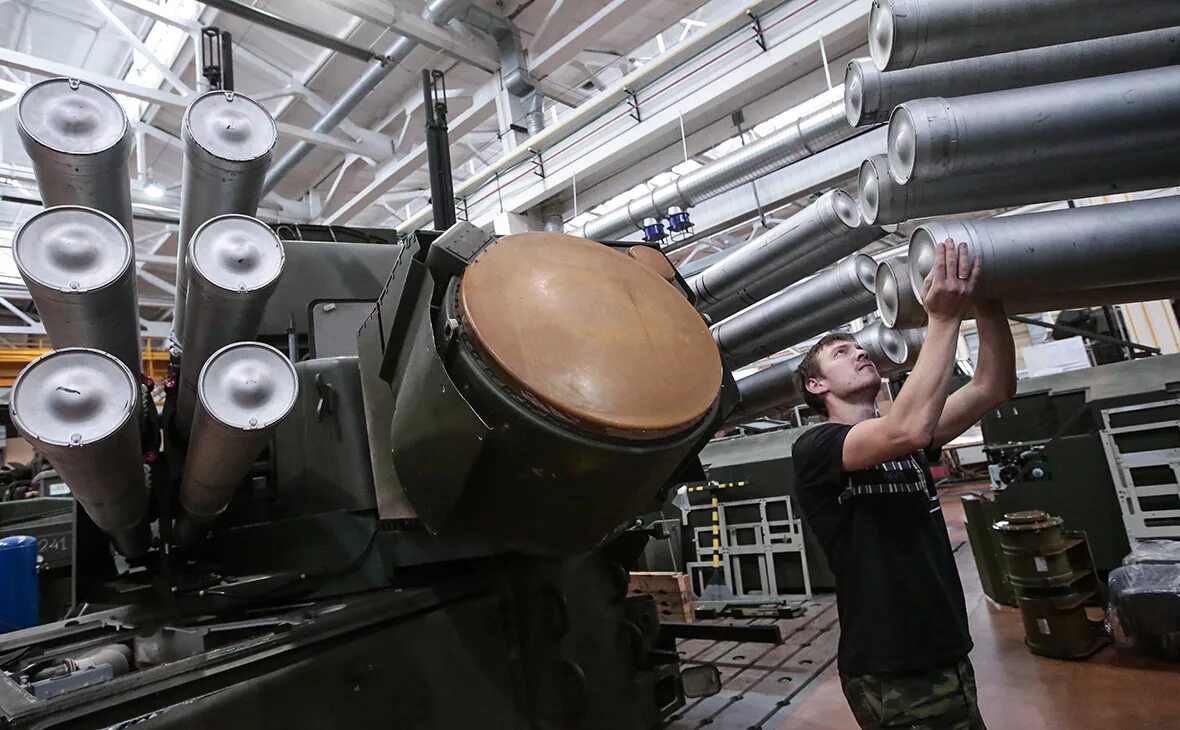 Организации военно промышленной. Военный завод. Оборонное предприятие. Оборонно-промышленный комплекс. Военная промышленность.