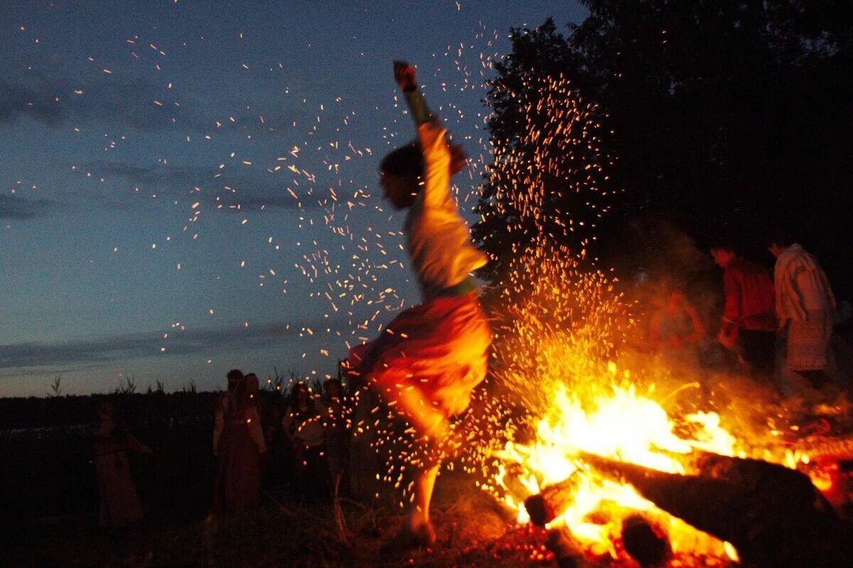 Прыгают через костер на ивана купала. Ритуал с огнем. Песню через огонь. Сквозь огонь. Песню через огонь.