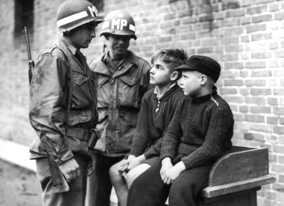 Полиция военного времени. Гитлерюгенд в 1945 году. Солдаты вермахта в 1945 дети. Лагерь гитлерюгенда в Америке.