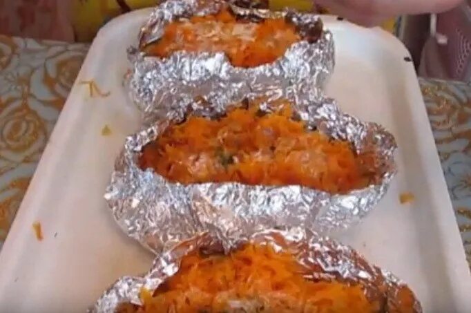 Минтай в фольге в духовке самый вкусный. Рыба на луковой подушке в духовке. Минтай в фольге. Треска в фольге в духовке. Минтай в фольге в духовке самый вкусный.