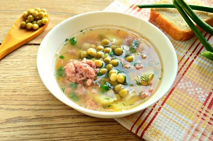 фрикадельки с горохом. суп с фрикадельками. мясные ершики с подливой. шведские фрикадельки икеа. суп с фрикадельками.