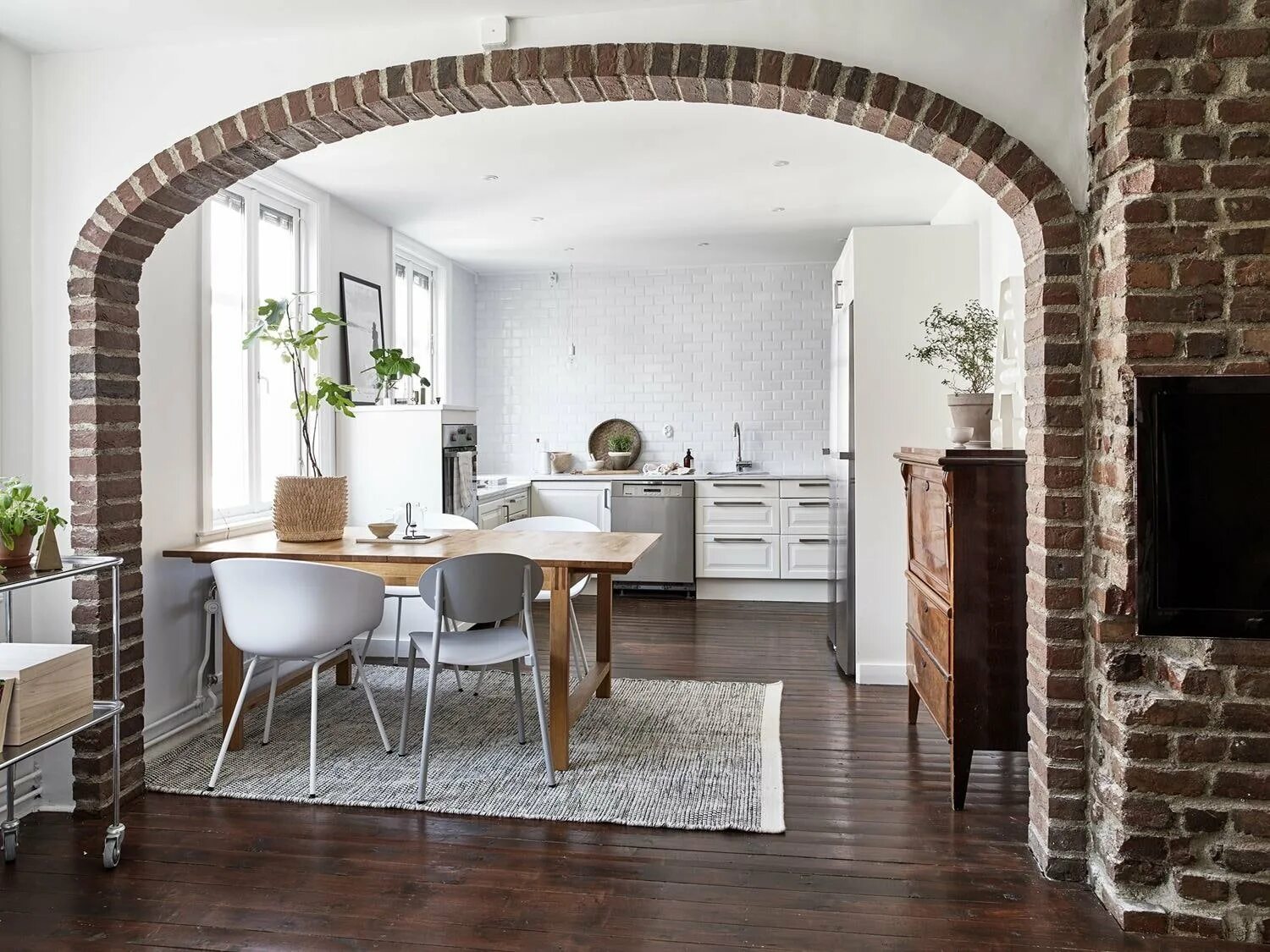 Перегородка между кухней и гостиной. Несущие балки в интерьере. Ниши в стене. Камень в интерьере гостиной. Проем между стенами.