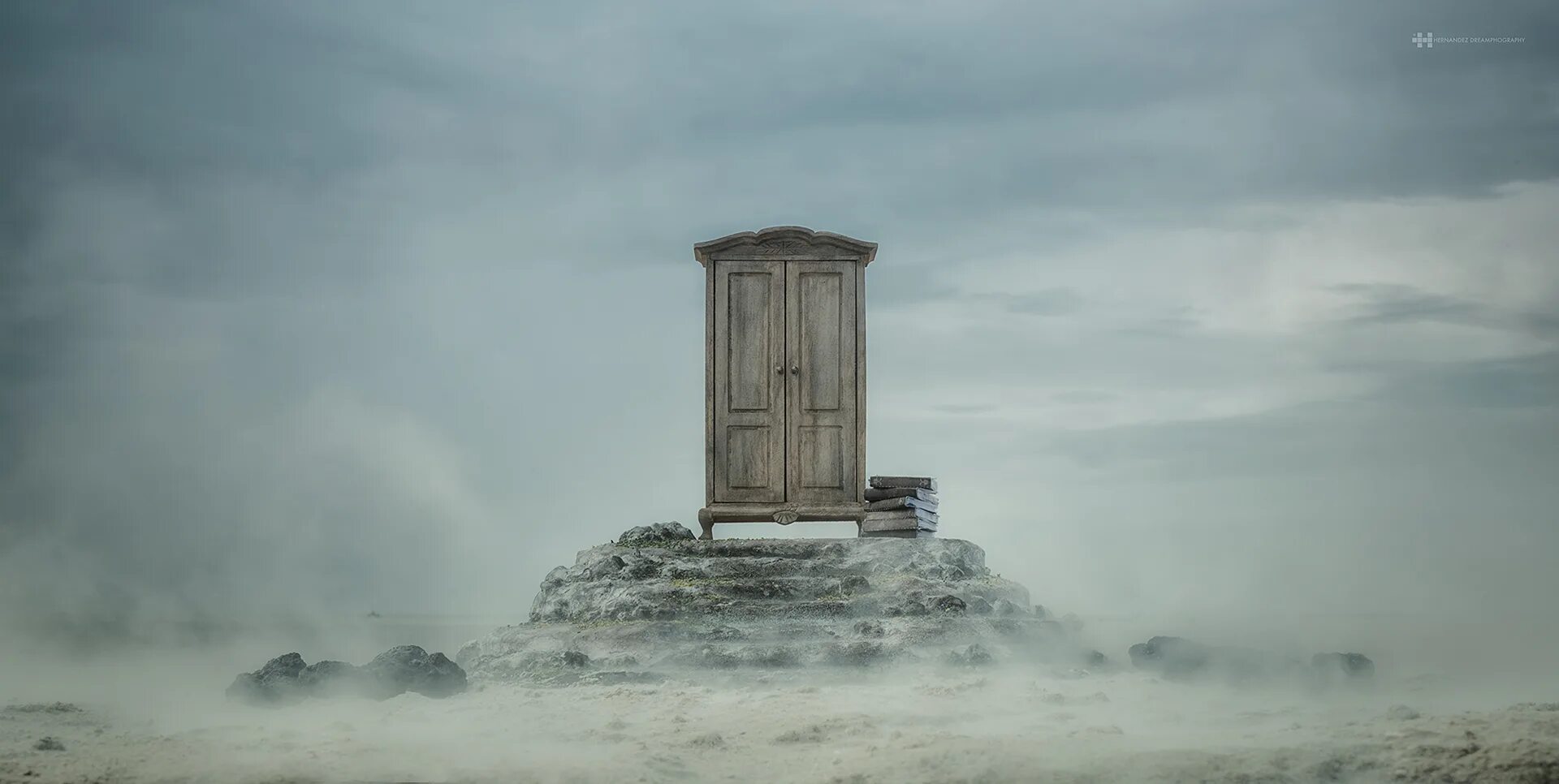 Дверь сюрреализм. Закрытая дверь. Дверь среди поля. Дверь в никуда арт. Дверь в новую жизнь.