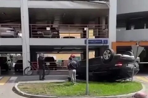 Машина упала с парковки в москве