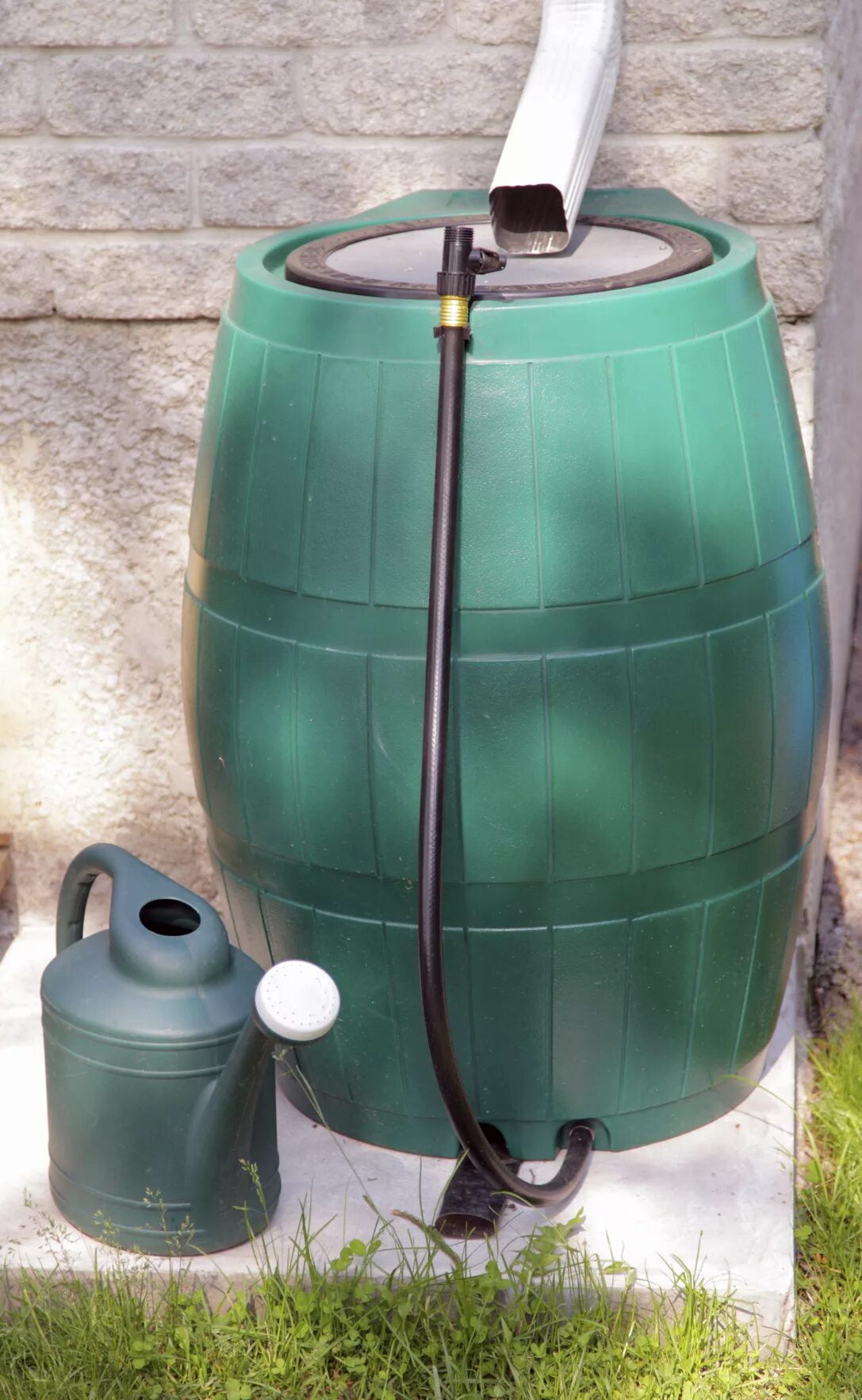 Перелив из бочки. Дождевая бочка Rain Barrel 240 литров. Бочка для дождевой воды с переливом. Емкость для сбора дождевой воды. Перелив для бочек.