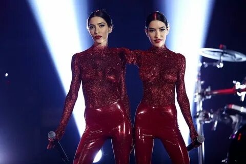 Красный латекс сестер The Veronicas на ARIA Awards.