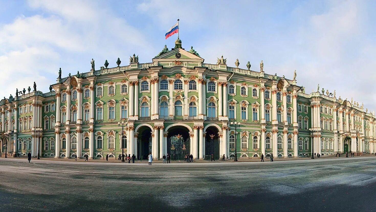 Дворцов е в