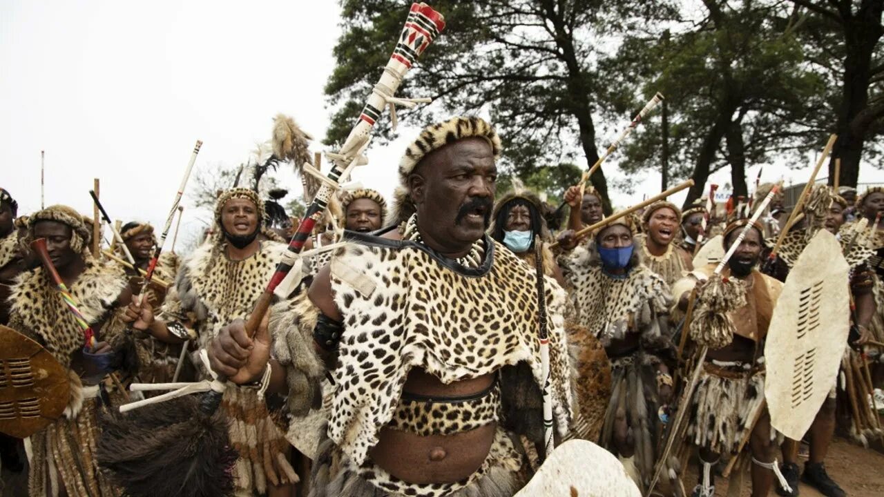 Zulu tribe. ЮАР Зулусы. Зулусы народ Африки. Король зулусов Гудвилл Звелитини КАБЕКУЗУЛУ. Племя Зулу в Африке.