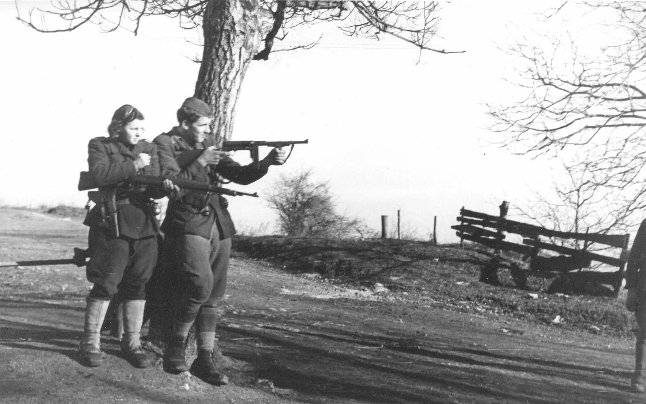 Сопротивление югославии. 1944 югославские партизаны. югославские партизаны второй мировой войны. партизаны в югославии 1941-1945.