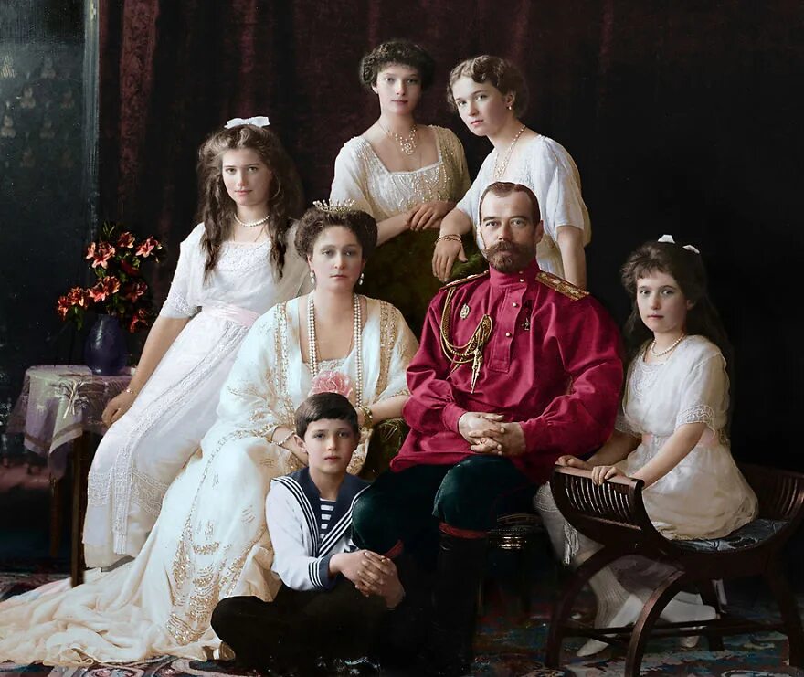 Царская семья сегодня. Распутин и царская семья. Семейный портрет романовых. Царская семья романовых николая 2. Царская семья николая 2.