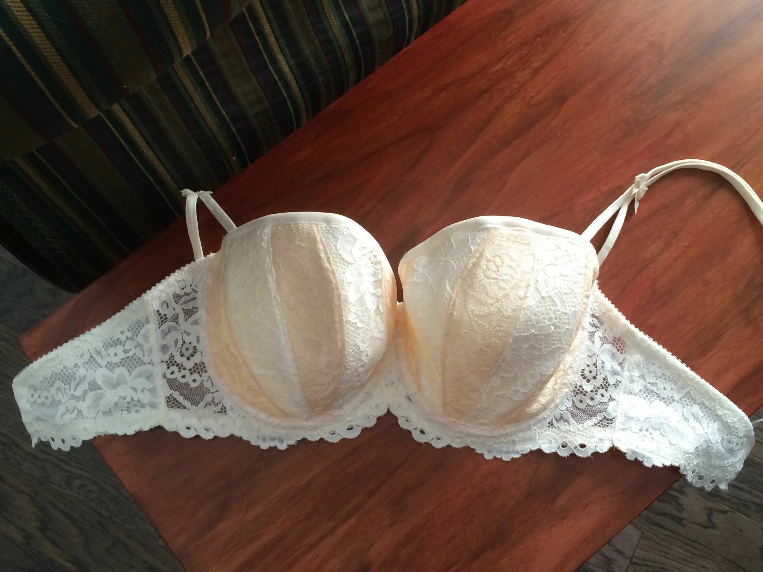 старый лифчик. самый первый лифчик. старый лифчик. старый лифчик. старинные лифчики.