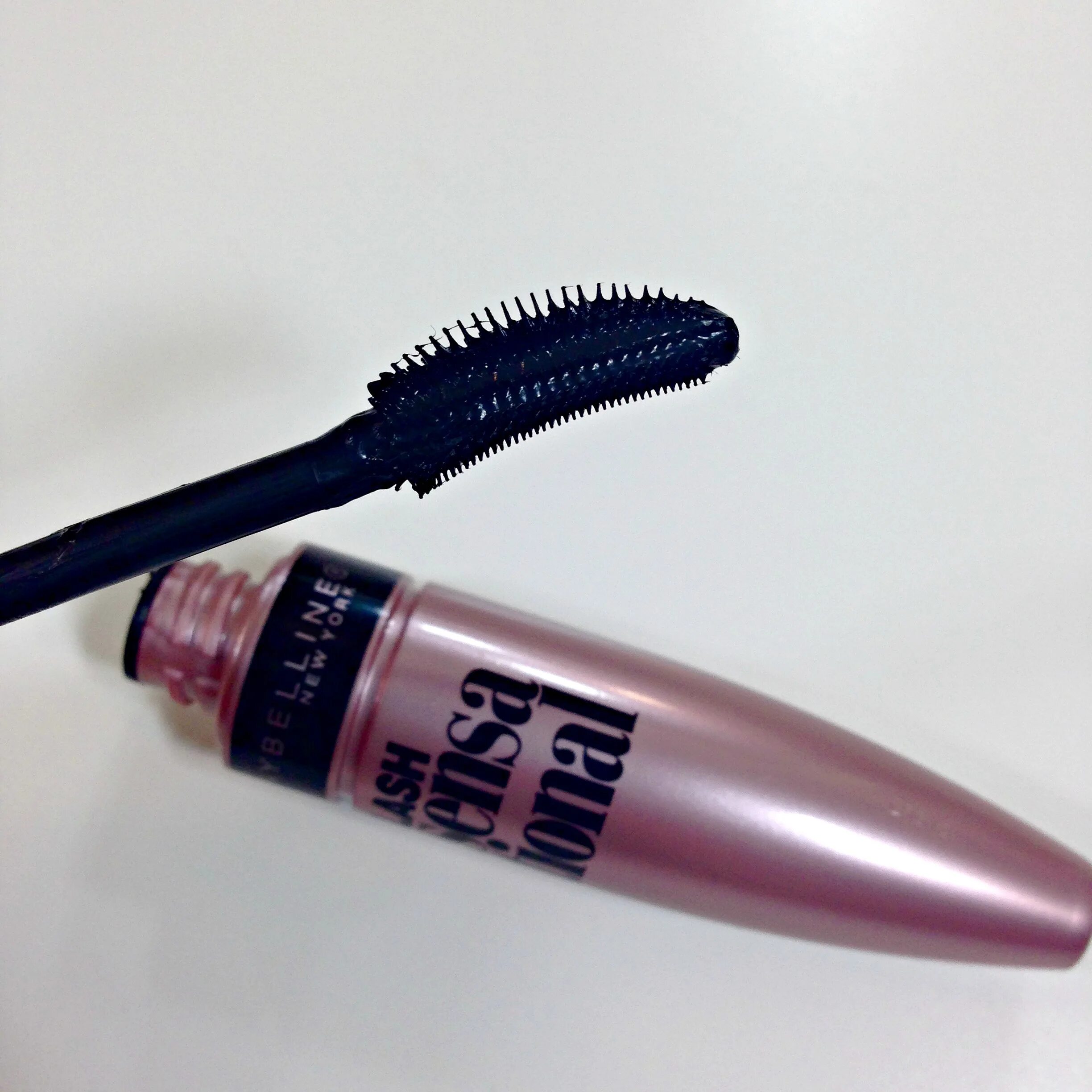 Бордовая тушь для ресниц купить. Тушь мейбелин Lash. Lash Sensation Maybelline. Тушь мейбелин Sky Lash. Тушь мейбелин Sensational.