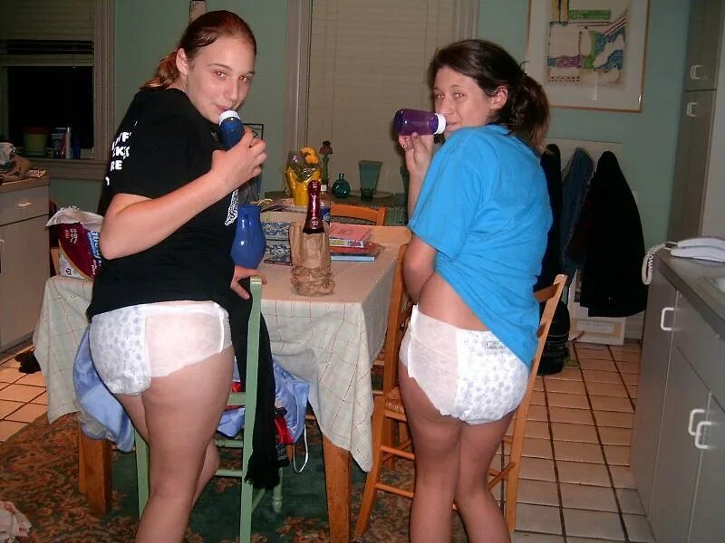 мужчина в подгузнике. мужчина в подгузнике. прикольные подгузники. взрослые ходят в памперсах. взрослые ходят в памперсах.