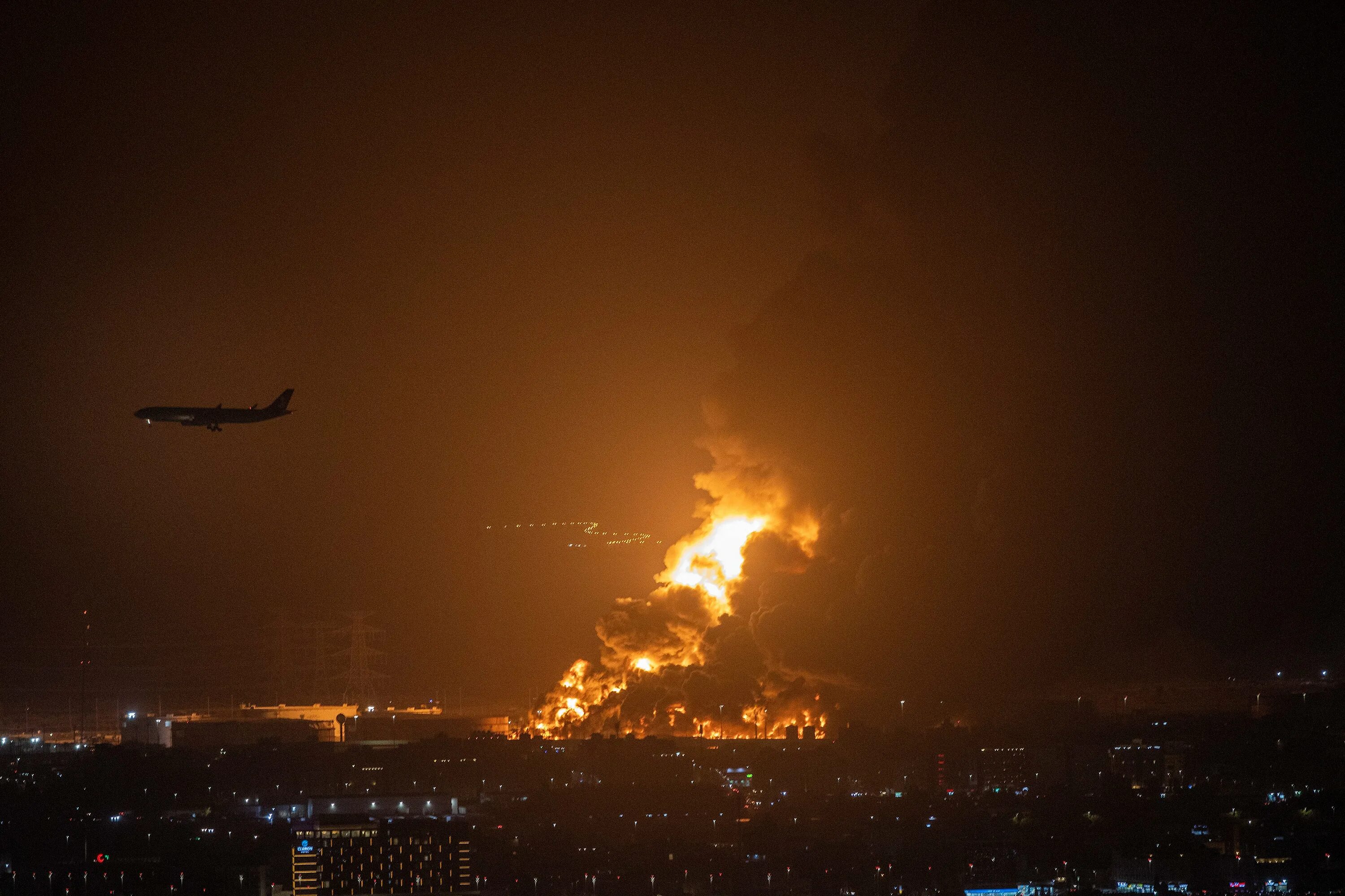 Что произошло в саудовской аравии. Нефтебаза саудовской аравии. джидда саудовская аравия. f1 саудовская аравия. саудовская аравия ф1 обстрел.