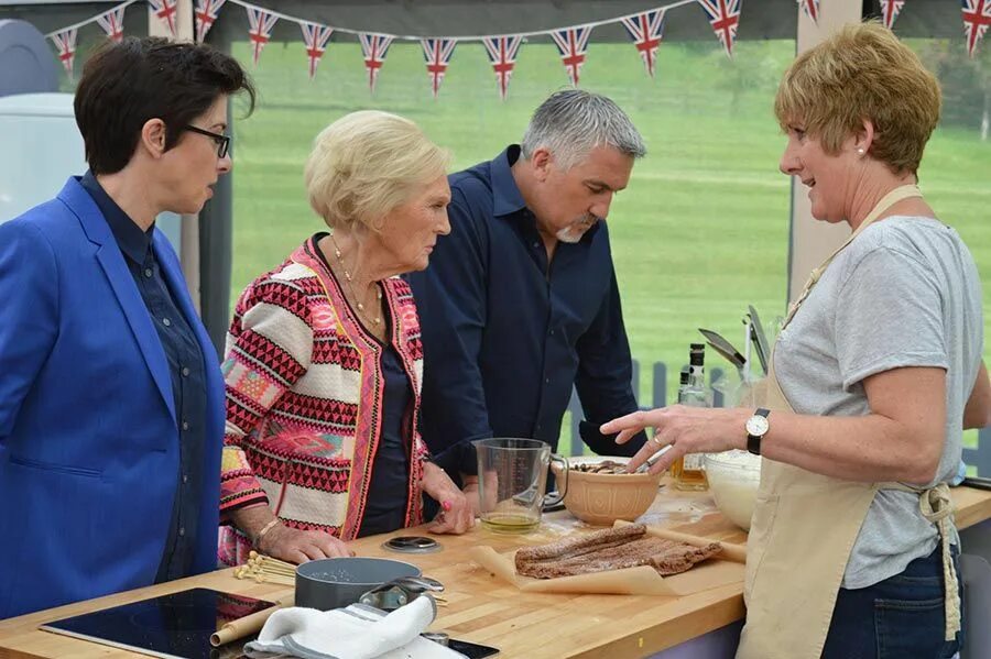 Лучший пекарь британии 13. The great british bake off ведущие. пекарь британии ведущие. великий пекарь австралии. великий пекарь австралии сериал.