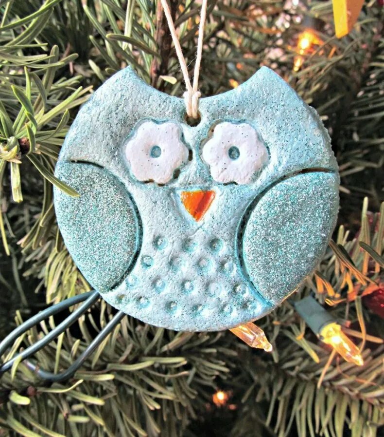 Елочные украшения из соленого теста. Лепка из соленого теста новогодние игрушки. Елочная игрушка своими руками. Украшения на елку из соленого теста. Елочные игрушки из мукосольки.