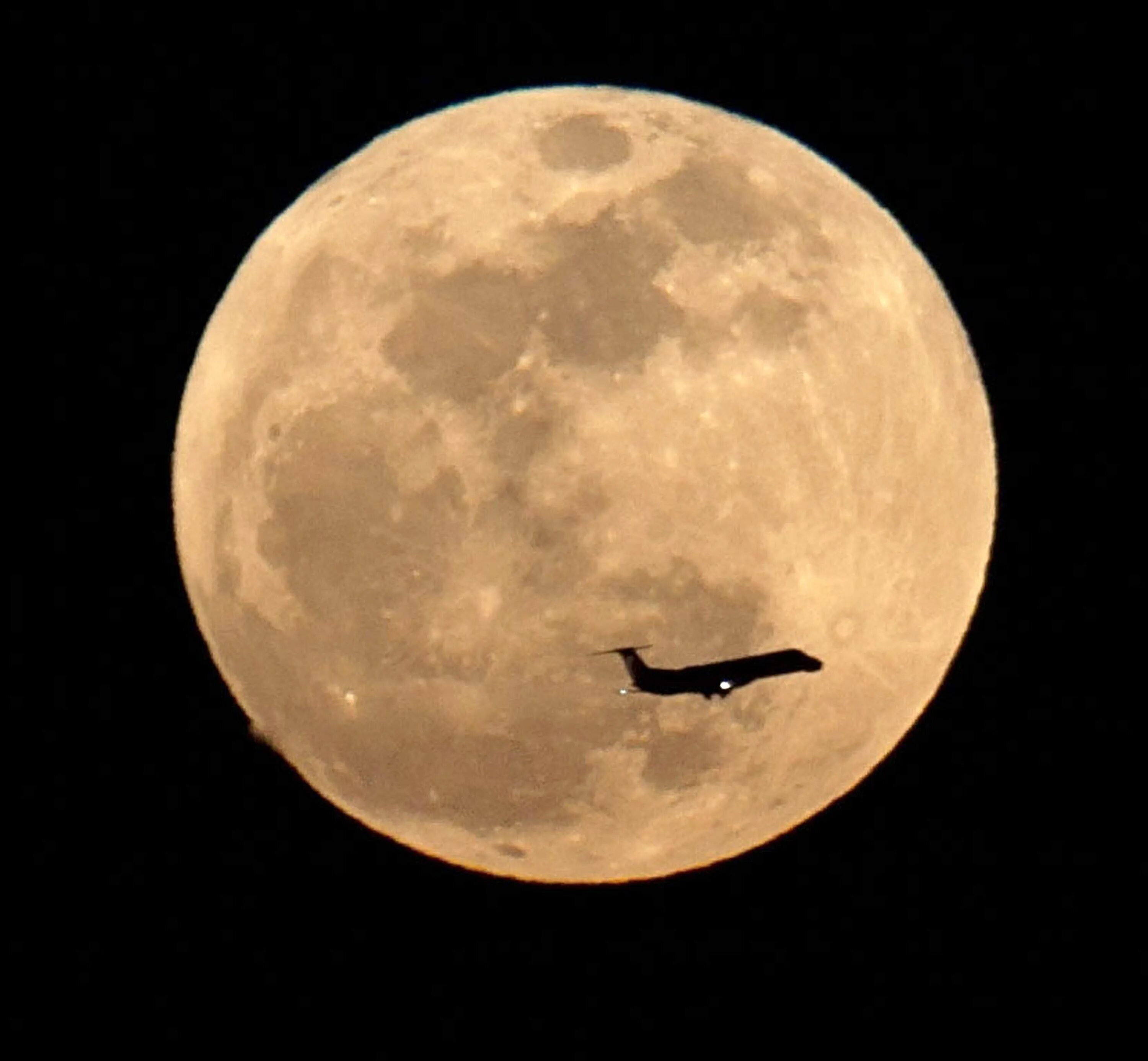 Три луны на небе. 2 е луны. Вторая фаза луны выпуклая луна. Фазы земли вид с луны. Луна 500х500.