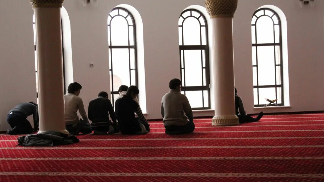 Джума намаз в мечети. Шавваль 2022 санкт-петербургская соборная мечеть. Как совершить намаз в мечети. Имам джума мечети ислам яхьяевич. Мечеть усман ибн аффан.