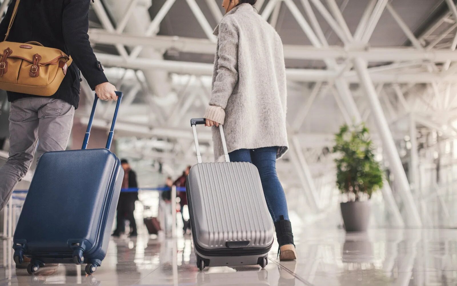 Boarding travel. Человек с чемоданом. Чемодан в аэропорту. Люди с чемоданами в аэропорту. Турист с чемоданом.