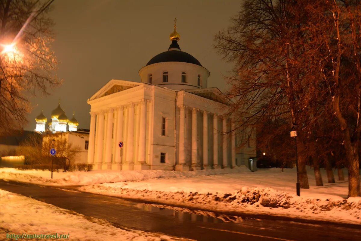 Ярославль брагино тихоновская церковь. Храм в дзержинском районе ярославля. Волжская набережная ярославль церковь. Ильинско тихвинская церковь ярославль. Свято-тихоновский храм ярославль брагино.