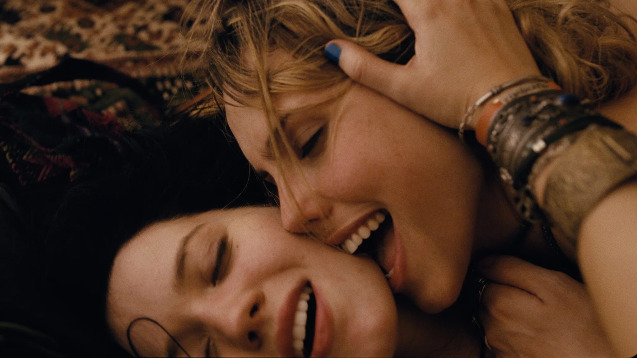 Две женщины в кровати. Художественные лесби фильмы. Пайпер перабо вас не догонят. Фильм про женскую любовь. Сцены между девушками.