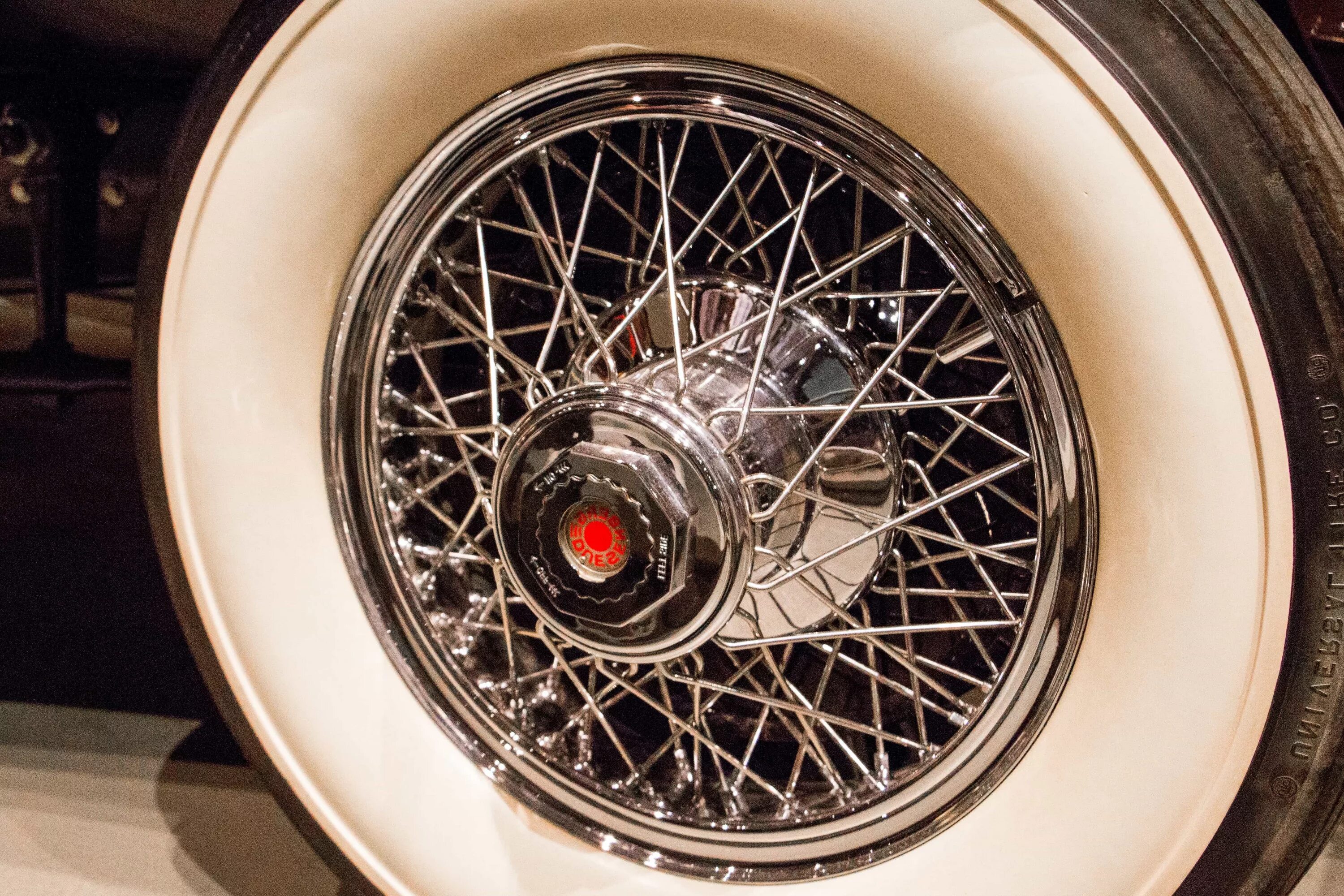 Колесо белый. Классические машины колеса на спицах. Старые диски на авто. Колесо черно белое. Машина на ободах.