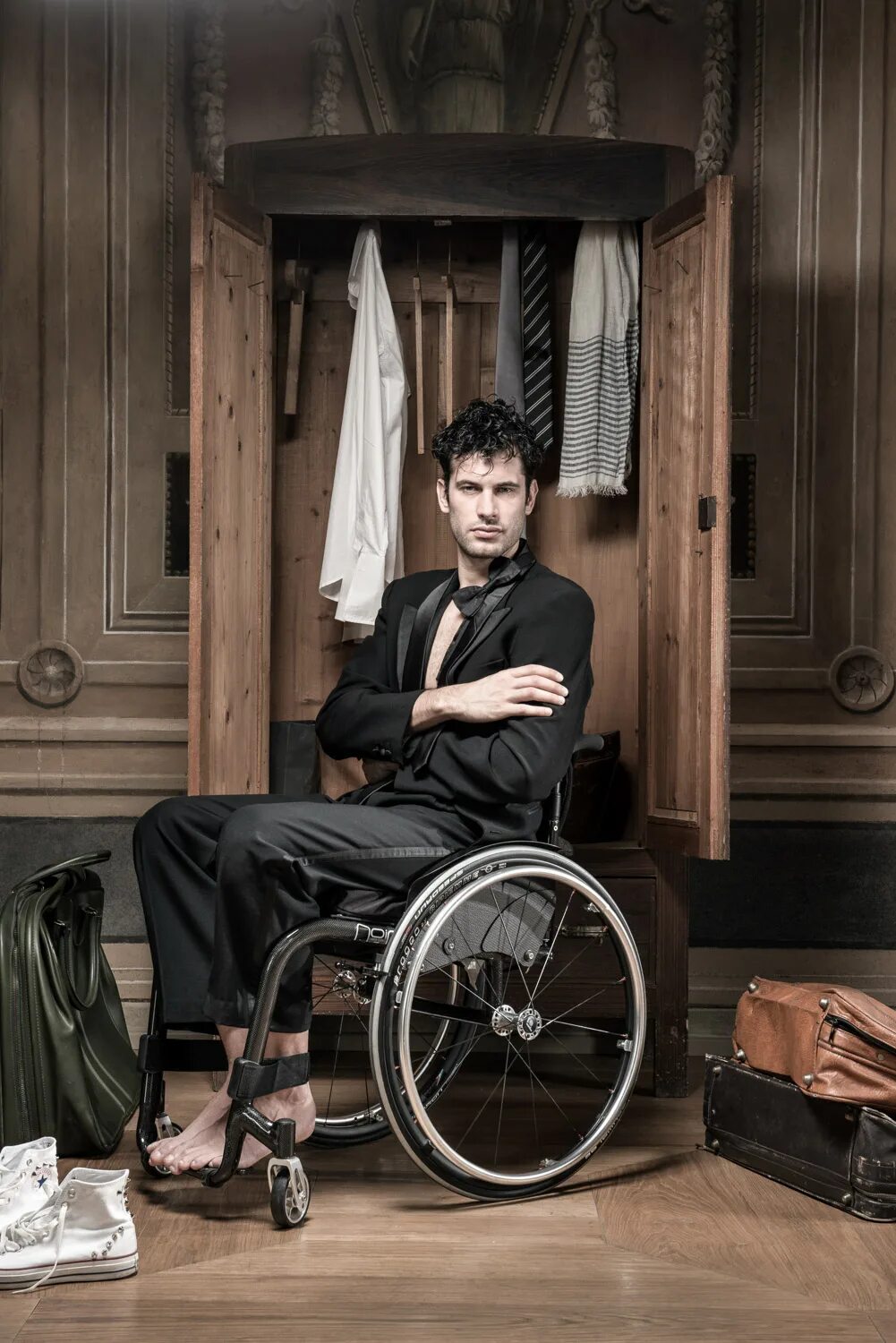 Парень в инвалидной коляске. Парень в инвалидной коляске. Кабина лифта для инвалидов. Упал с инвалидной коляски. Молодой парень на инвалидной коляске.
