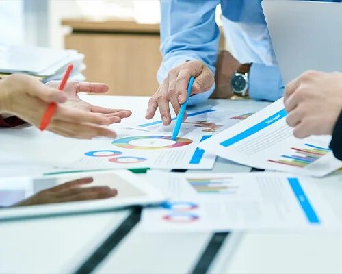 Оплата услуг в гостинице. Оплата картой. Заработная плата человечки. Оплата услуг сотрудниками. Оплата за товар.