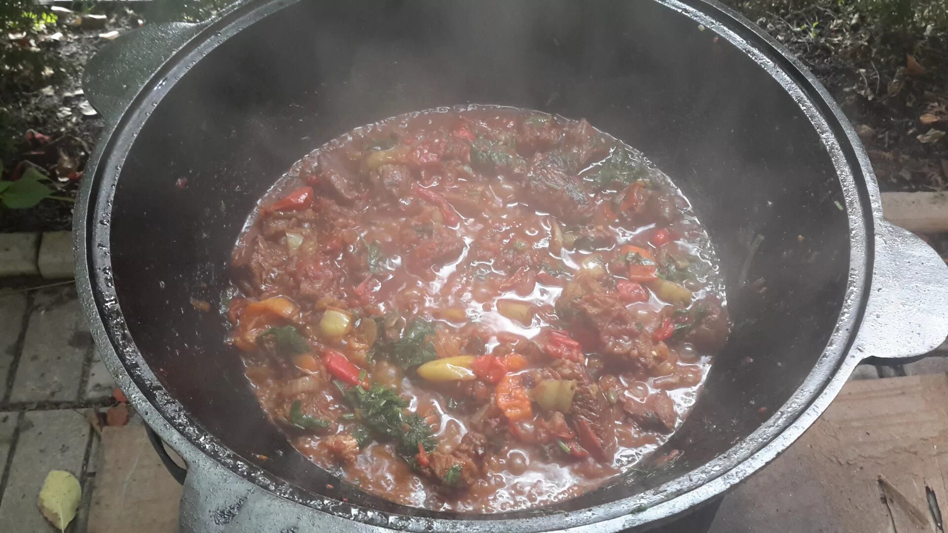 Мясо в казане на газу. Чашушули в казане на костре. чашушули по-грузински в казане на костре. чахохбили в казане на костре. блюда на казане на костре чашушули.