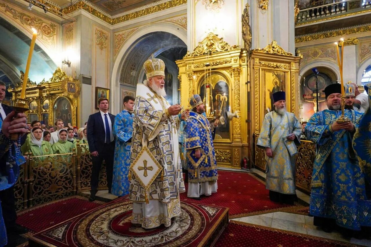 Патриарх представил икону казанской. Казанская икона в богоявленском соборе. елоховский собор икона казанской божьей матери. иконы божьей матери елоховского собора. казанская икона божией матери в казанском соборе.