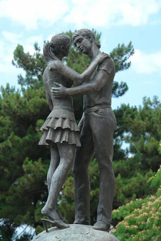 Скульптура влюблённые. Памятник влюблённым (фонтан) геленджик. Статуя влюбленных. Статуя лауры. Скульптура влюбленных.