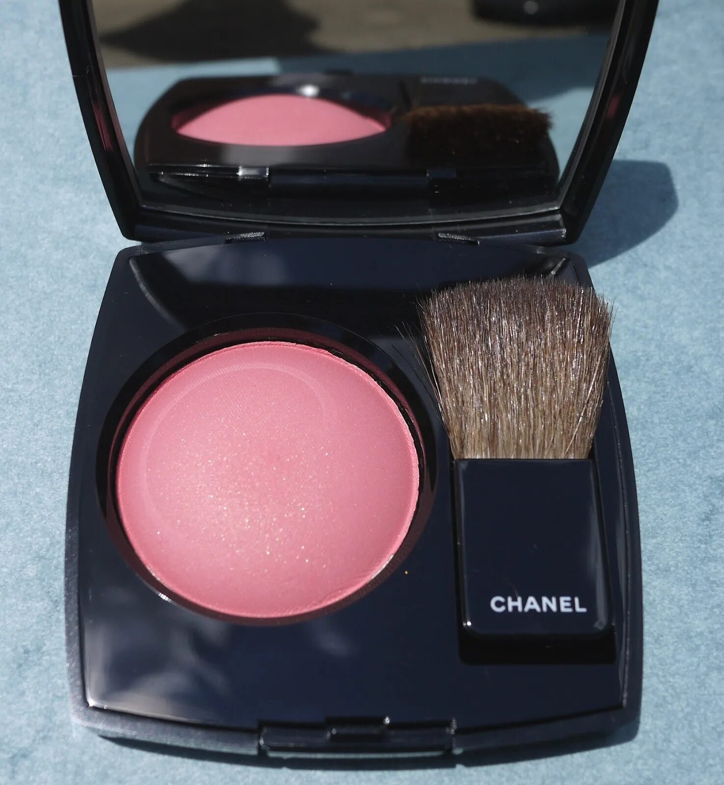 Румяна шанель 547. Chanel joues. Румяна chanel joues contraste свотчи. Chanel joues contraste свотчи. Румяна шанель 380.