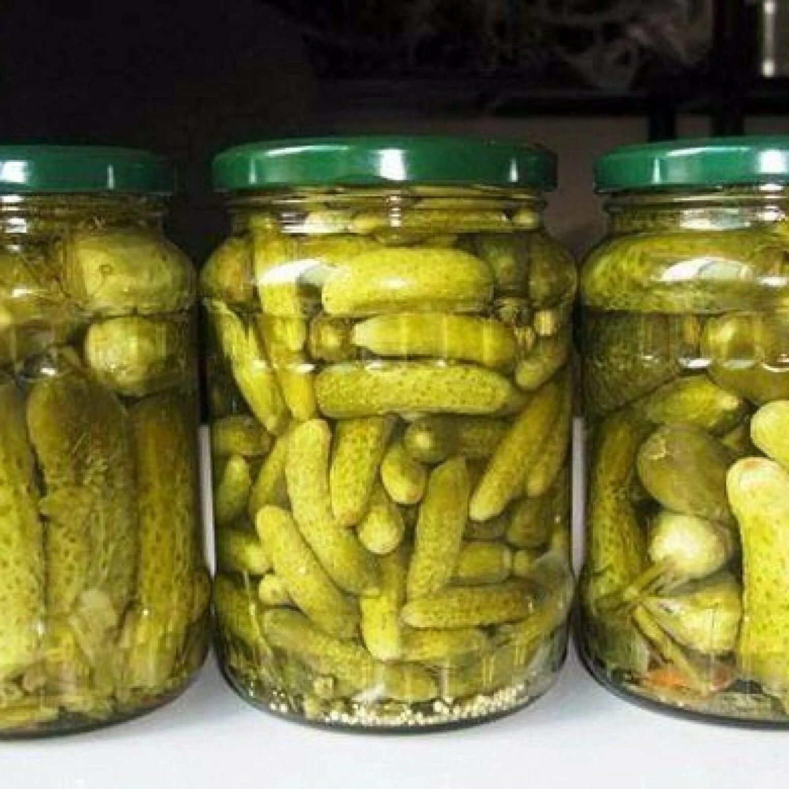 Вкусные огурчики на зиму. Маринованные огурцы на зиму. Проверенный рецепт маринованных огурцов. Маринад для огурцов рецепт на 1 литр банку с уксусом. Проверенный рецепт маринованных огурцов.