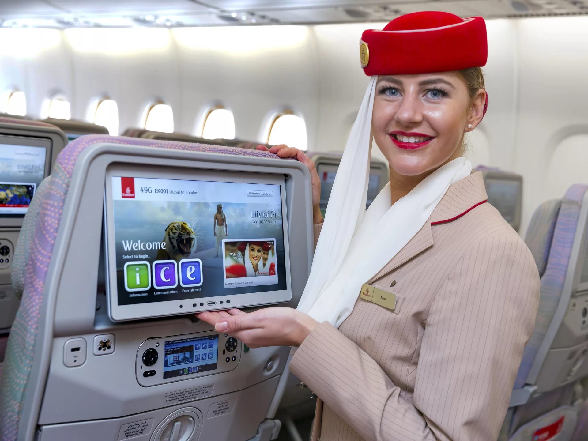 Система развлечений. Борт Эмирейтс самолета. Emirates Airlines a380 Inflight. Развлечения в самолете. Мультимедийная система в самолете.