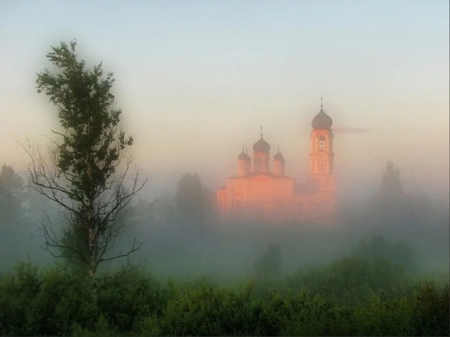 Спокойно ранним утром в глухом. Церковь в тумане. Храм в тумане в на рассвете. Природа храм туман. Храм в тумане картина.