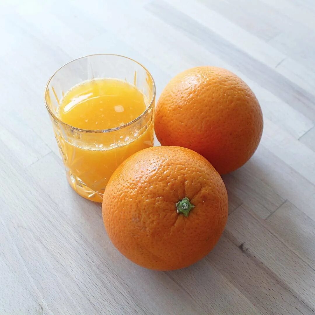 Можно ли пить апельсин. Апельсины и апельсиновый сок. Апельсины для сока. Апельсиновый сок Эстетика. Два апельсина.