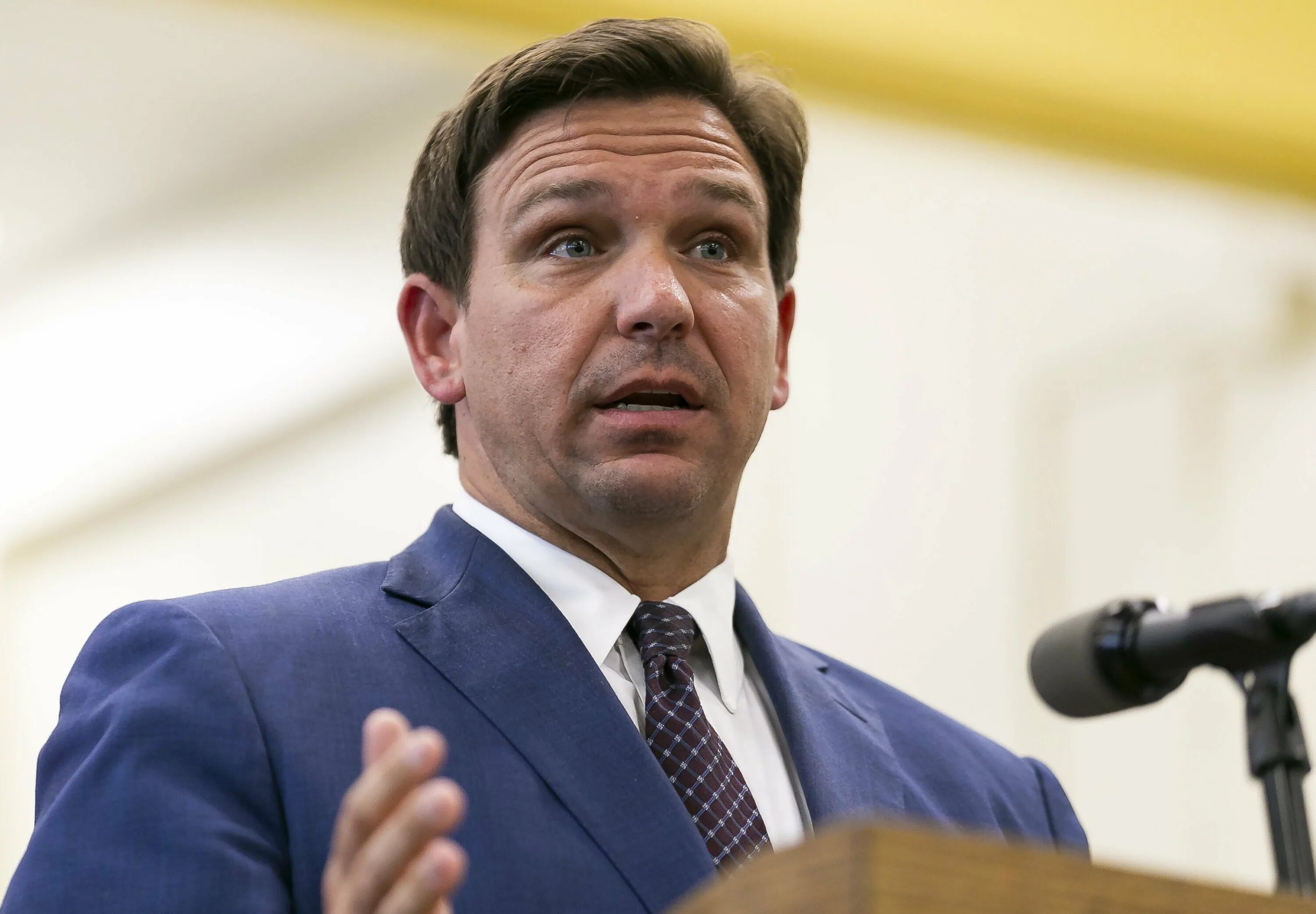 Десантис республиканец. Ron desantis. де сантис губернатор флориды. рон десантис американский политик. губернатор флориды рон десантис с женой.