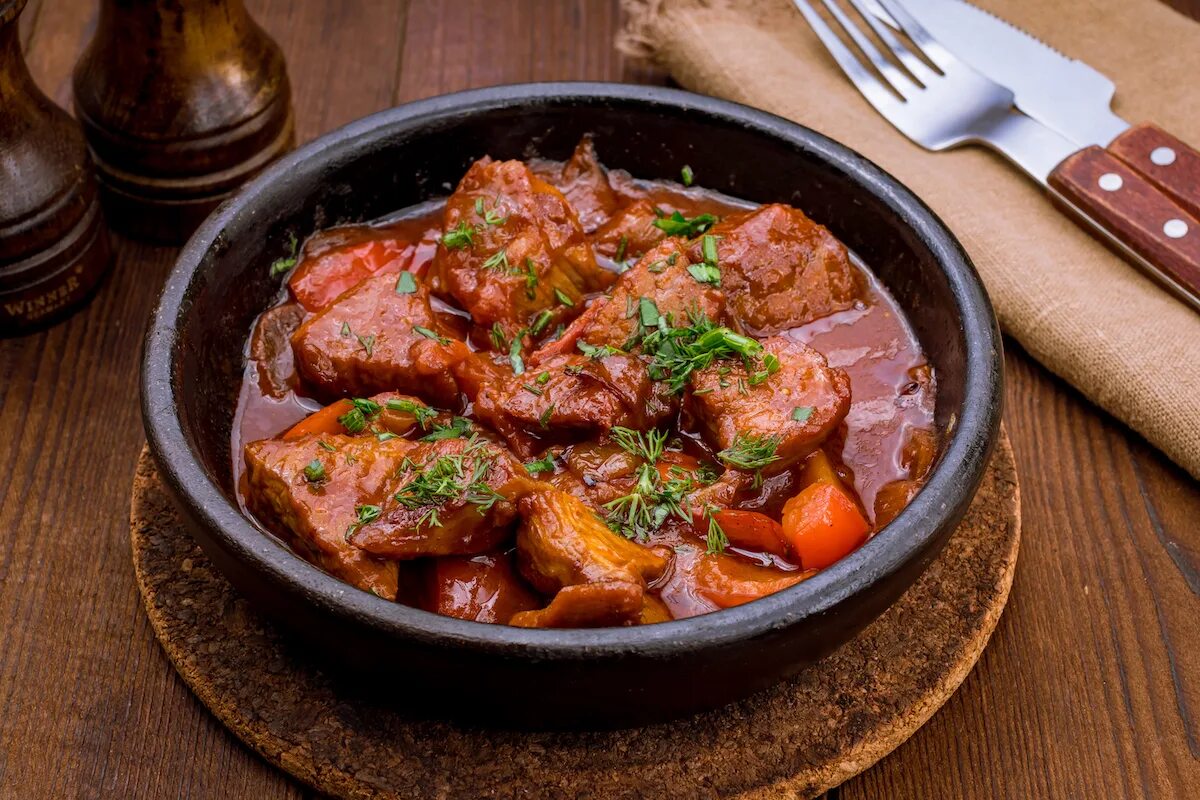 Тушёное мясо с овощами вертикальная заставка. Мясное рагу. Свинина тушеная с овощами. Говядина с картошкой. Мясо по венгерски.