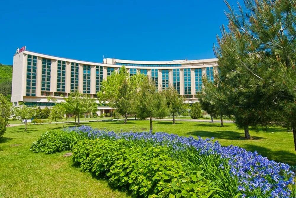 Молния ямал туапсе. Курортный комплекс ямал небуг. Курортный комплекс молния ямал газпром. Курортный комплекс молния ямал. Курортный комплекс молния ямал небуг.