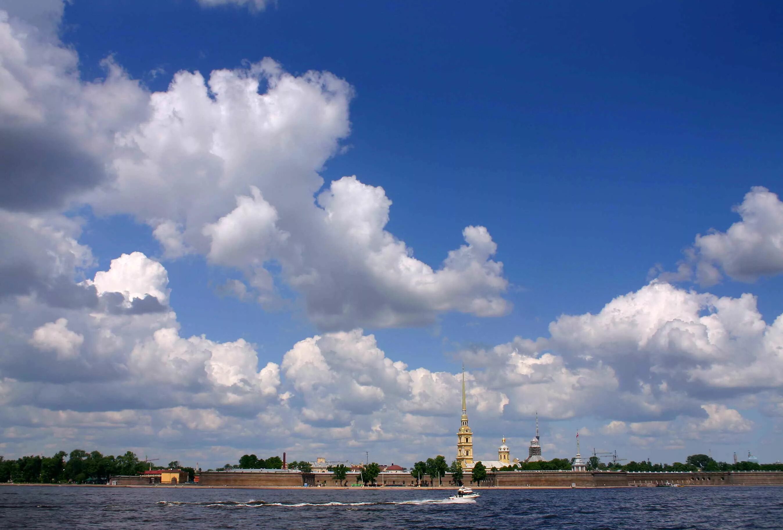 Город плывущих облаков. Санкт-Петербург небо. Небо над Питером. Облака над Петербургом. Облака над Питером.