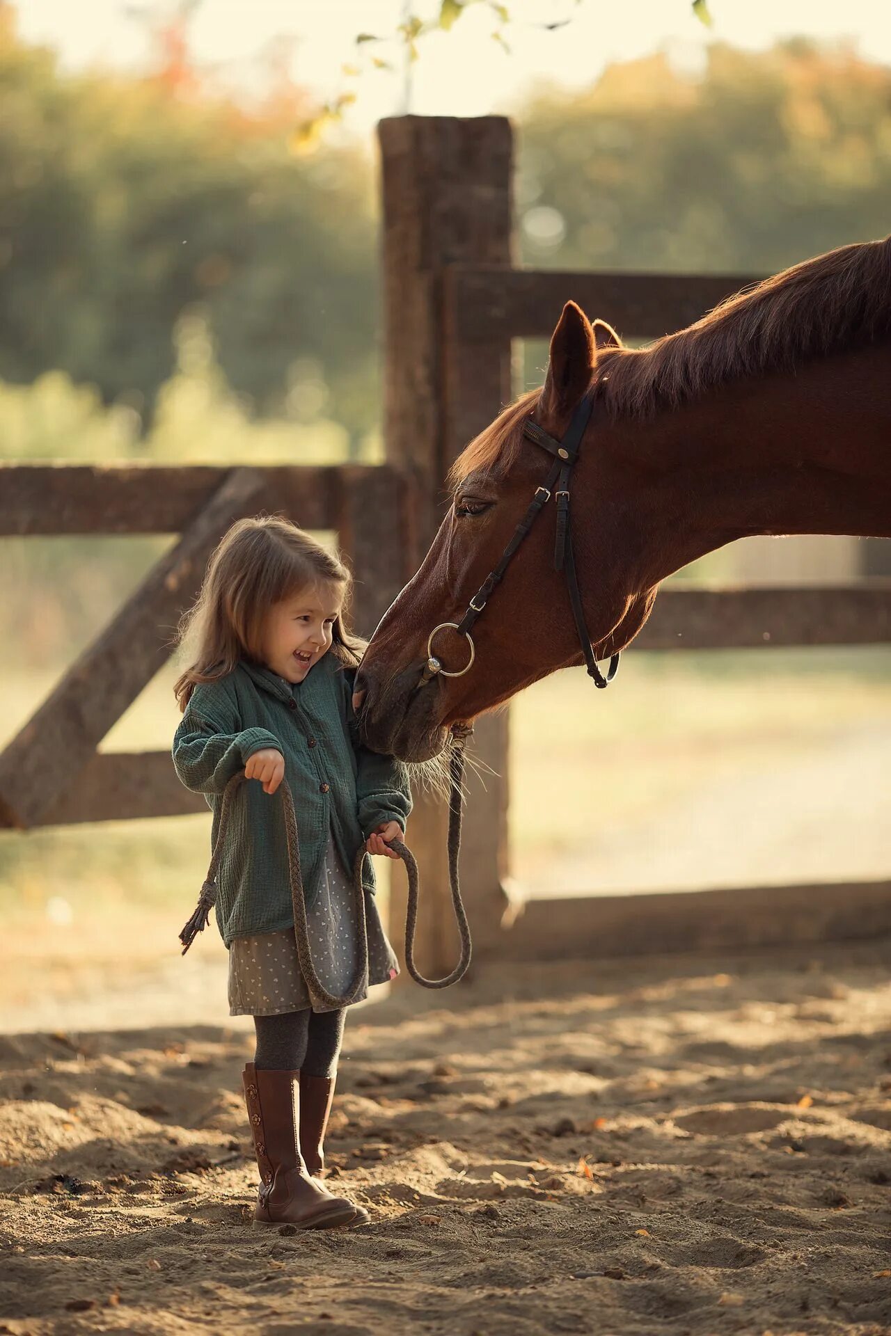 Horse kids. Детская фотосессия с лошадьми. Лошадь для детей. Фотосессия с лошадьми дети. Девочка на лошади.