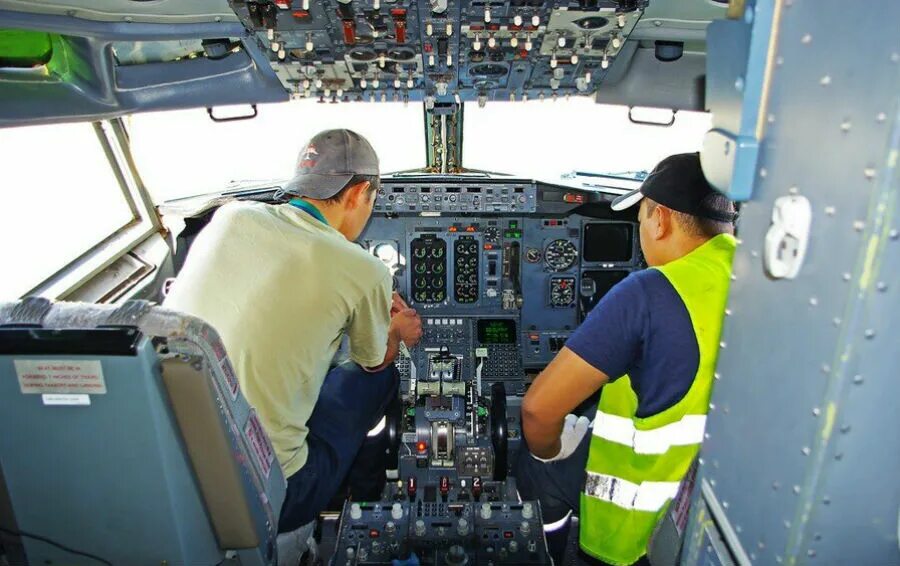 Пилотов проверили. Обследование самолета. Летчики испытатели ил 76. Sukhoi superjet 100 пилот. Аэрофлот boeing 777 пилот.