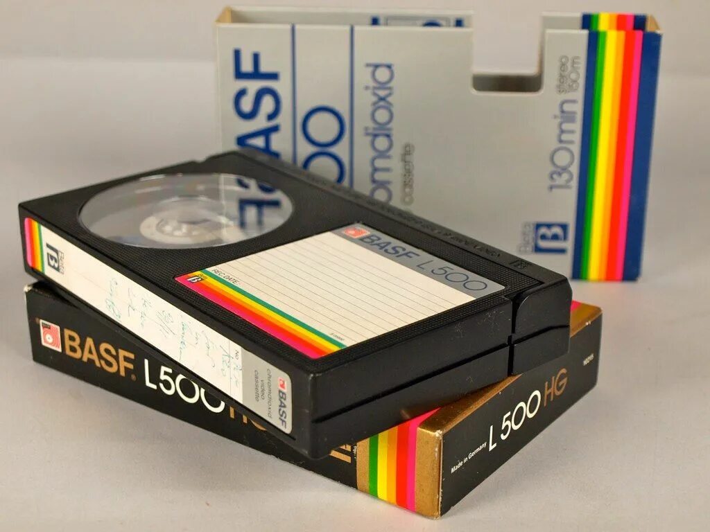 ВХС кассеты. Кассета для видеомагнитофона. Старые кассеты для видеомагнитофона. Видеокассета ВХС.