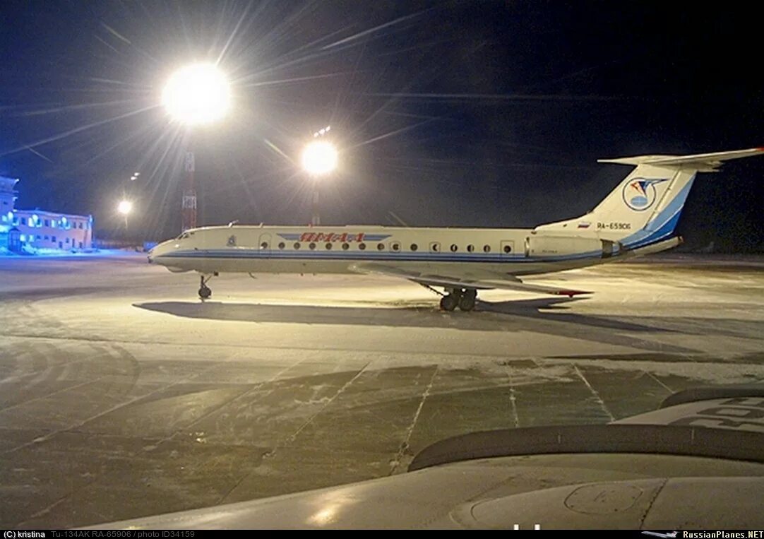 Полет на самолете челябинск. Аэропорт Салехард. Ту-134 Ямал. Салехард аэропорт АК Ямал. Аэропорт Салехард 2000.